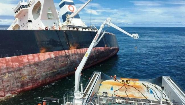 Iniciada operação de retirada de óleo do navio encalhado na costa do Maranhão