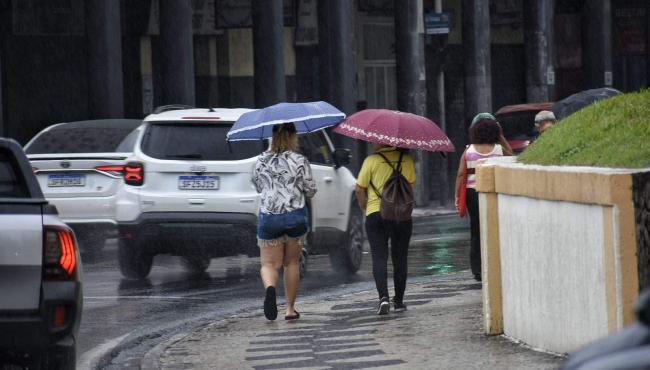 Inmet emite novo alerta de chuvas e ventania para o Espírito Santo. Veja as cidades