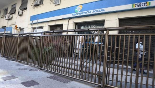 INSS paga aposentadorias a dois grupos nesta segunda-feira (4); veja quem recebe