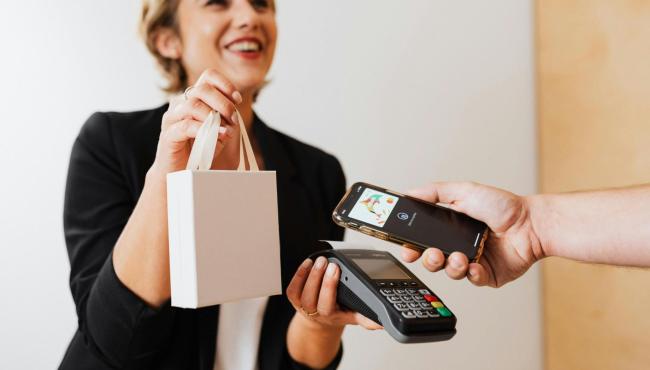 Intenção de consumo das famílias do ES fica acima das médias registradas no Sudeste e no Brasil