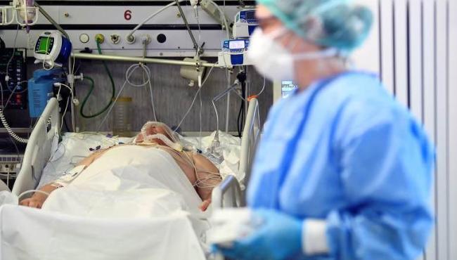 Internações e casos de covid voltam a subir e geram alerta de 4ª onda