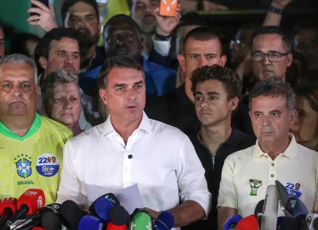 Investigações contra Flávio continuam no STF mesmo após fuga