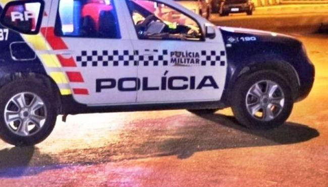 Irmãos espiam esposa do vizinho pela janela e acabam esfaqueados