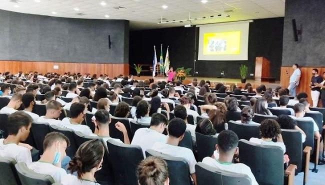 Jacqueline Moraes participa de evento estudantil no Ifes de Alegre