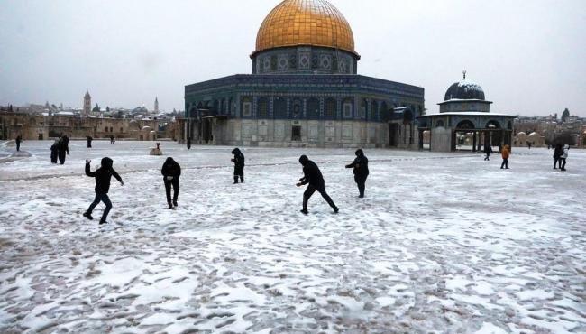 Jerusalém amanhece coberta por neve após seis anos