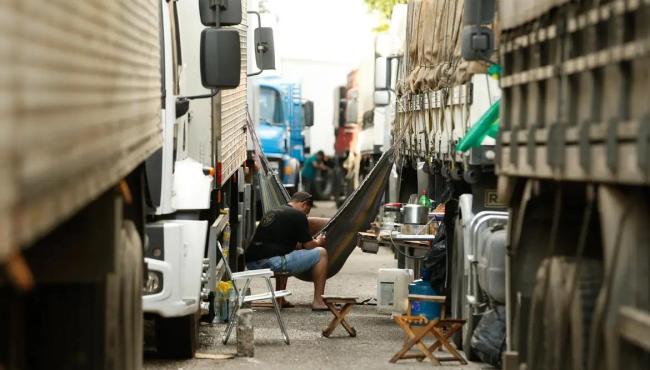 Jornada exaustiva e solidão afetam saúde mental de caminhoneiros