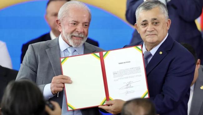 José Guimarães assume ministério e fala em “derrotar o fascismo”