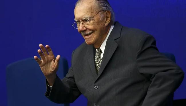 José Sarney recebe alta hospitalar após nove dias de internação