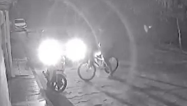 Jovem é atropelado e morto após briga por esbarrão de carro em bicicleta, em Conceição da Barra, ES