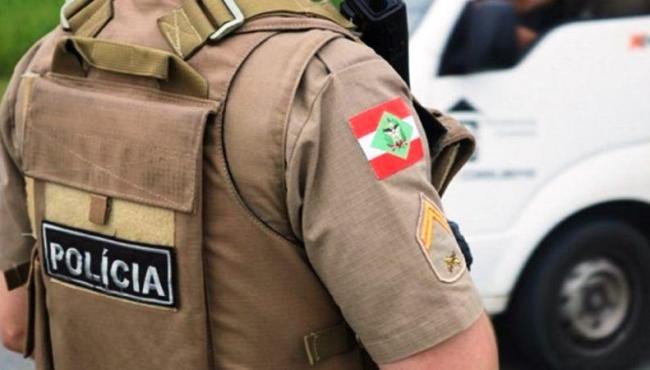 Jovem é preso por matar o pai e esfaquear a irmã