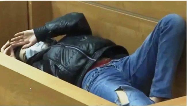 Jovem que arrancou coração da mãe ainda viva é internada na Moldávia
