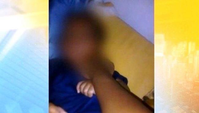 Jovem suspeita de enforcar o filho é espancada por vizinhos em MG