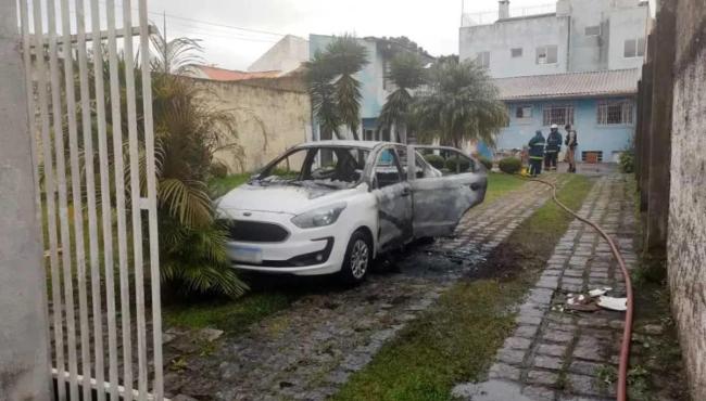 Jovem tenta estrangular mãe de 70 anos com câncer e incendeia carro e casa