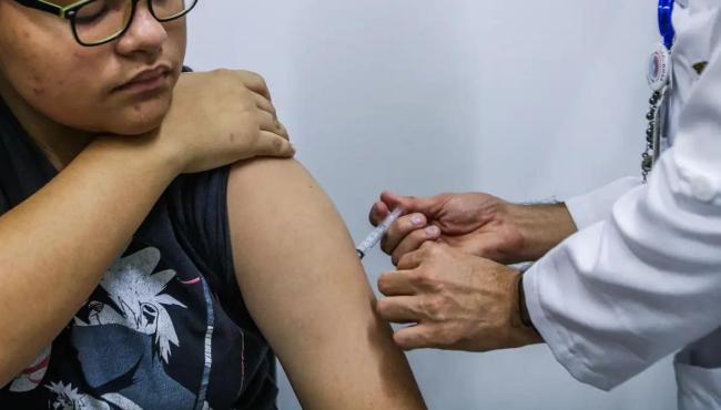 Jovens de 15 a 19 anos podem se vacinar contra HPV até junho de 2026