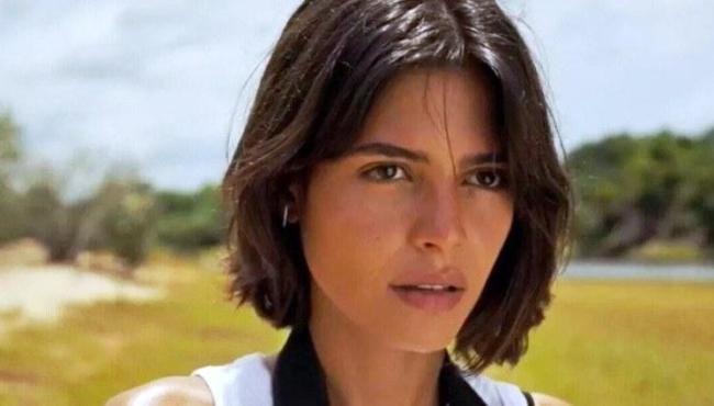 Julia Dalavia, a Guta de 'Pantanal', é mordida na bunda por um jacaré