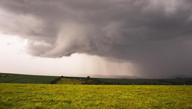 Junho começa com alerta de chuvas intensas no Espírito Santo