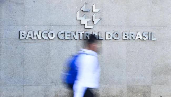 Juros das famílias seguem elevados e chegam a 64% ao ano, diz BC