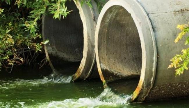 Justiça determina suspensão do lançamento de esgoto da Cesan no Rio Benevente, em Anchieta, no ES