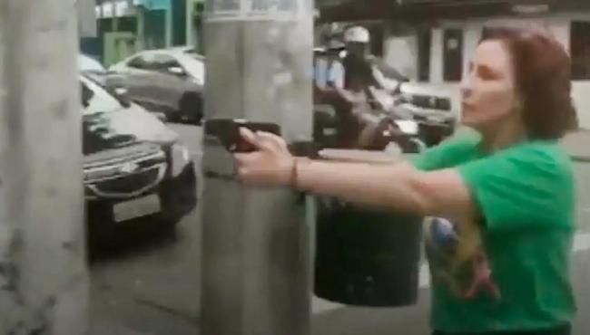 Justiça manda prender jornalista perseguido por Carla Zambelli