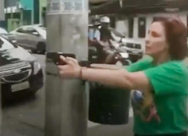 Justiça manda prender jornalista perseguido por Carla Zambelli