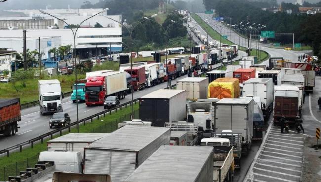 Justiça proíbe bloqueio de estradas federais por caminhoneiros em 6 estados