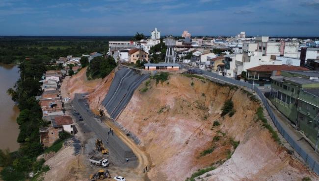 Ladeira do Besouro, em São Mateus no ES: Mesmo sob chuva, o ritmo das obras de contenção se mantém