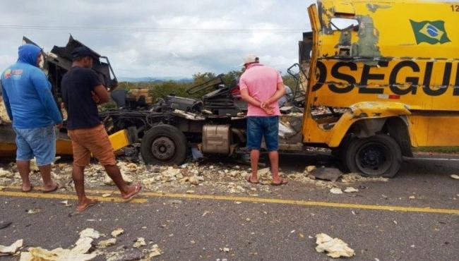Ladrões explodem carro-forte na Bahia, mas não conseguem levar dinheiro