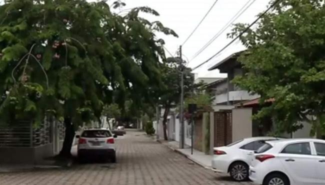 Ladrões invadem mansão e fazem família refém na Mata da Praia, no ES