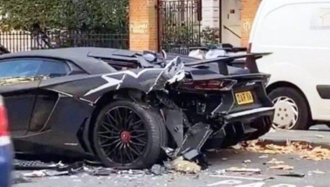 Lamborghini coberta de 2 milhões de cristais Swarovski e avaliada em R$ 2 milhões, é destruída em acidente