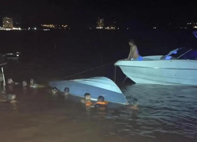 Lancha colide com píer e deixa seis mortos na divisa entre MG e SP