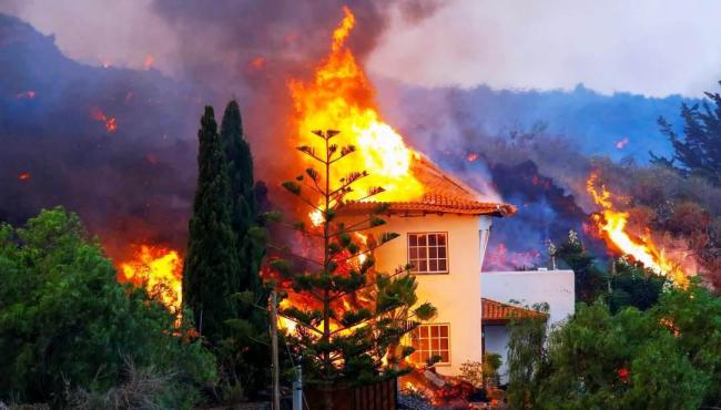 Lava de vulcão nas Canárias chega a casas, e milhares de pessoas fogem