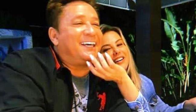 Leonardo responde o que mais acha bonito em sua esposa, Poliana: "A vulva"