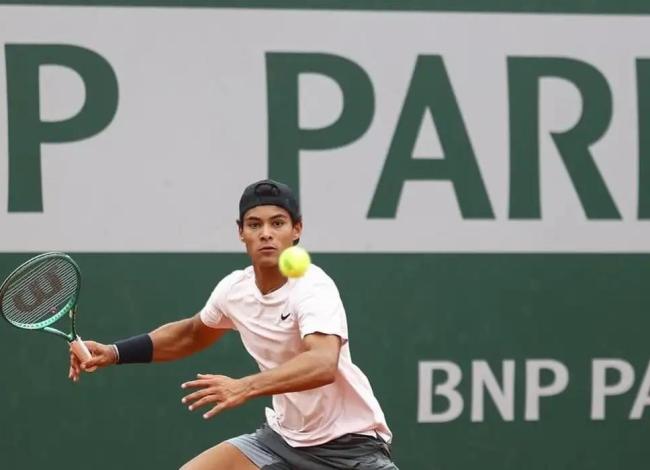 Luís Guto Miguel bate compatriota e vai à final juvenil de Roland Garros