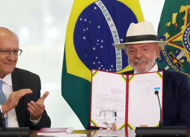 Lula assina decreto que promulga acordo UE-Mercosul