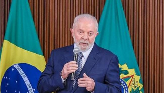 Lula assina decreto que reajusta salário mínimo para R$ 1.412 em 2024