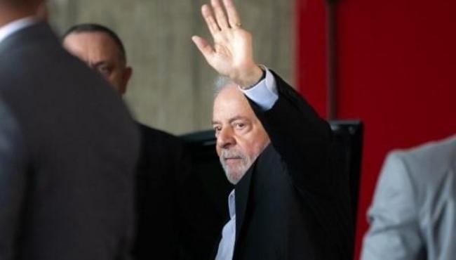 Lula chega ao CCBB para se reunir com parlamentares da base aliada