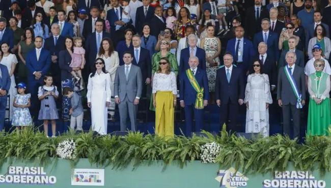 Lula e ministros acompanham desfile em Brasília