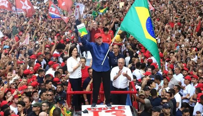 Lula é reeleito presidente do Brasil em virada histórica