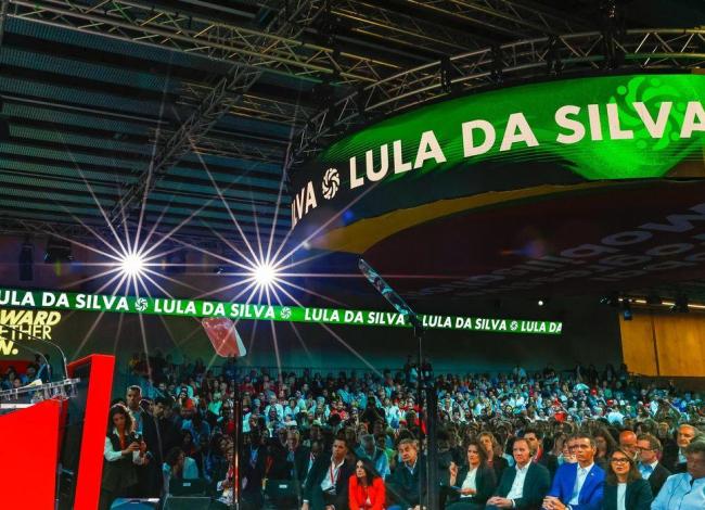 Lula fala para milhares na Espanha e pede coerência dos progressistas