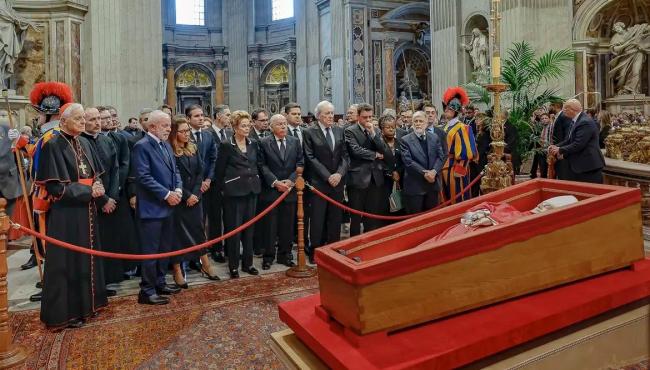 Lula presta homenagem ao papa Francisco em velório no Vaticano