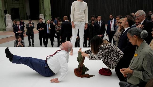 Lula tenta imitar movimento de acrobata ao lado de Macron em Paris