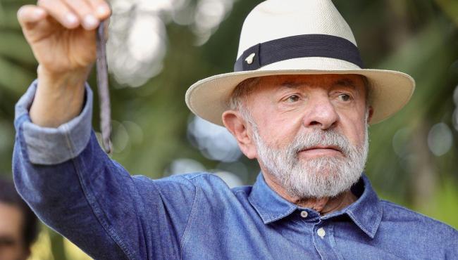 Lula vai a SP para tirar excesso de pele na cabeça e tratar tendinite