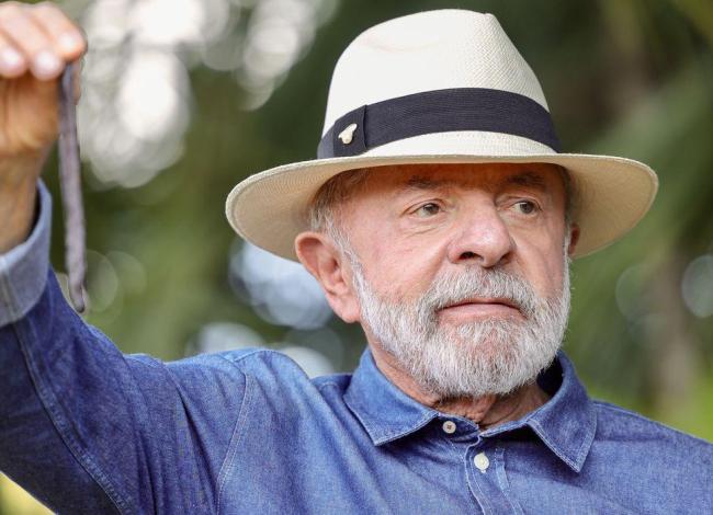 Lula vai a SP para tirar excesso de pele na cabeça e tratar tendinite
