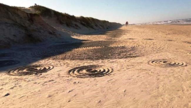 Luzes desconhecidas no céu e símbolos em praia intrigam moradores do RS