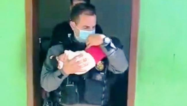 Mãe deixa bebê de 2 meses como ‘garantia’ em boca de fumo e perde a guarda da criança