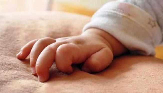 Mãe dorme por cima de recém-nascido enquanto o amamentava e bebê morre sufocado