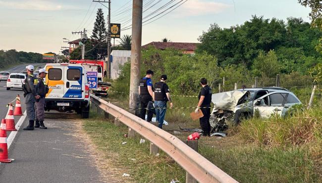 Mãe e filha morrem após carro capotar em acidente na Rodovia do Sol, no ES