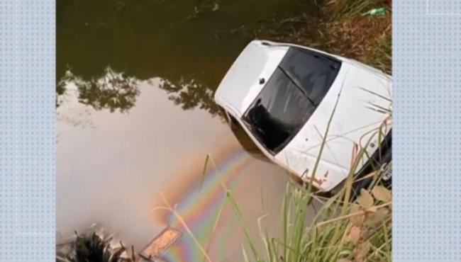 Mãe e filho de 1 ano morrem após carro capotar e cair em represa no Norte do ES