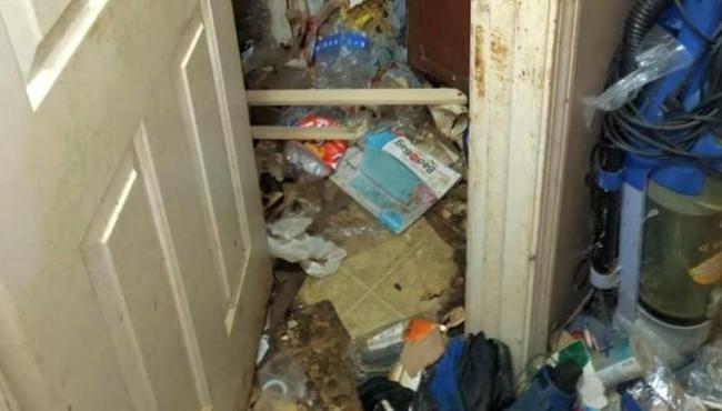 Mãe é presa por deixar filhos em casa abandonada há 3 anos
