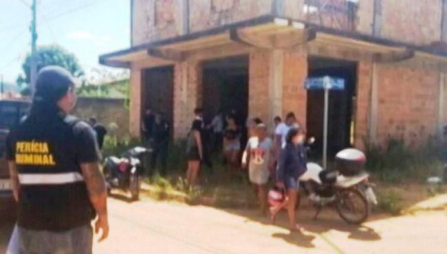 Mãe é suspeita de estrangular filho de dois meses e abandonar corpo em construção